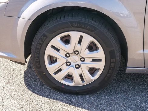 Used 2018 Dodge Grand Caravan SE w/ UConnect Hands-Free Group image 5