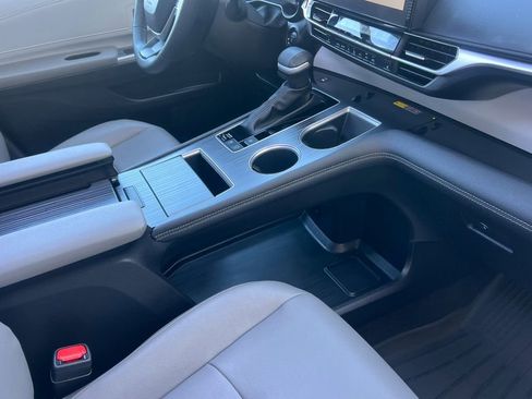 Used 2025 Toyota Sienna XLE FWD image 18