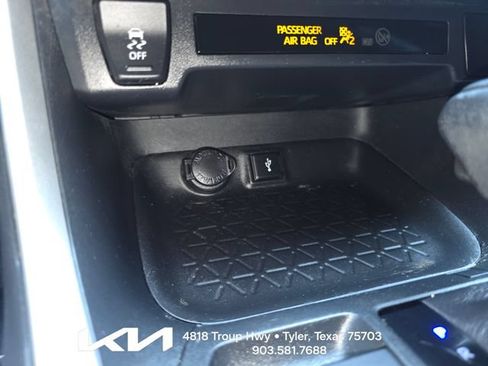 Used 2020 Toyota RAV4 LE AWD/4WD image 11