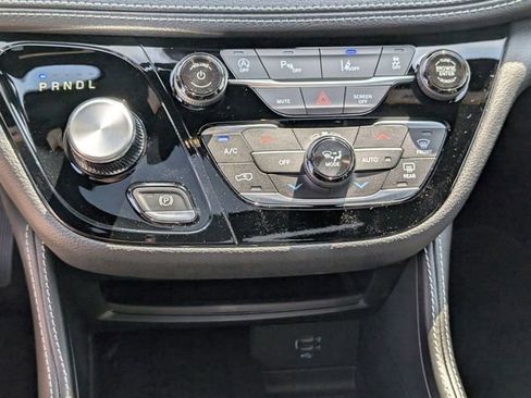 New 2026 Chrysler Pacifica Limited FWD image 21