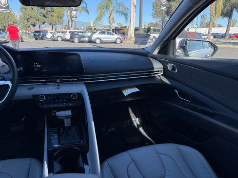 Used 2025 Hyundai Elantra Limited image 23