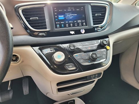 Used 2019 Chrysler Pacifica Touring Plus image 29