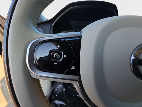 Used 2017 Volvo XC90 T6 Momentum w/ Vision Package AWD/4WD image 19