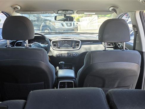 Used 2018 Kia Sorento FWD image 11