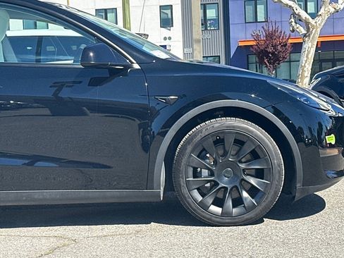 Used 2023 Tesla Model Y Long Range image 32