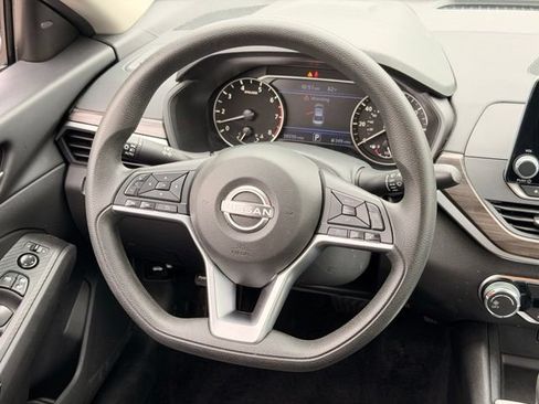 Used 2025 Nissan Altima 2.5 SV FWD image 16