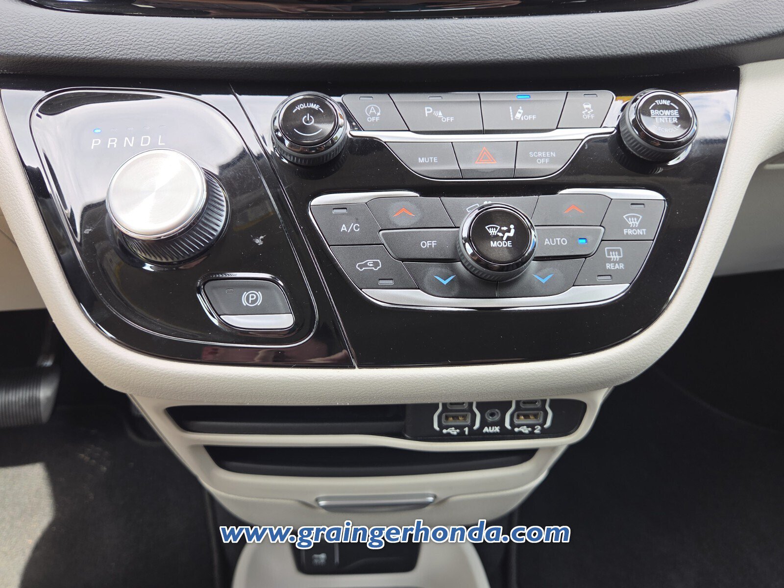 Used 2023 Chrysler Pacifica Touring-L FWD image 17