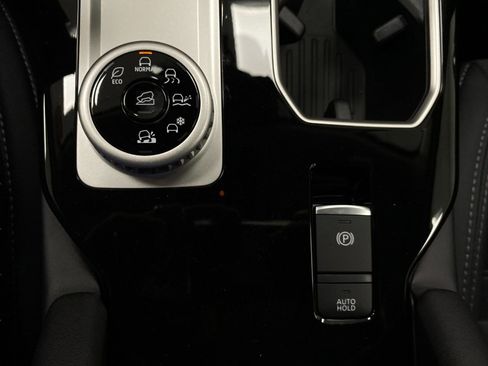 New 2025 Mitsubishi Outlander SE image 28