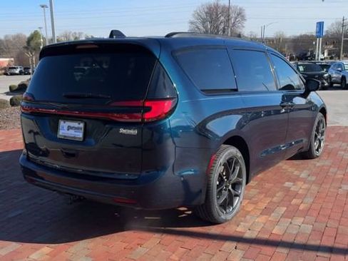 Used 2023 Chrysler Pacifica Limited w/ S Appearance Package image 2