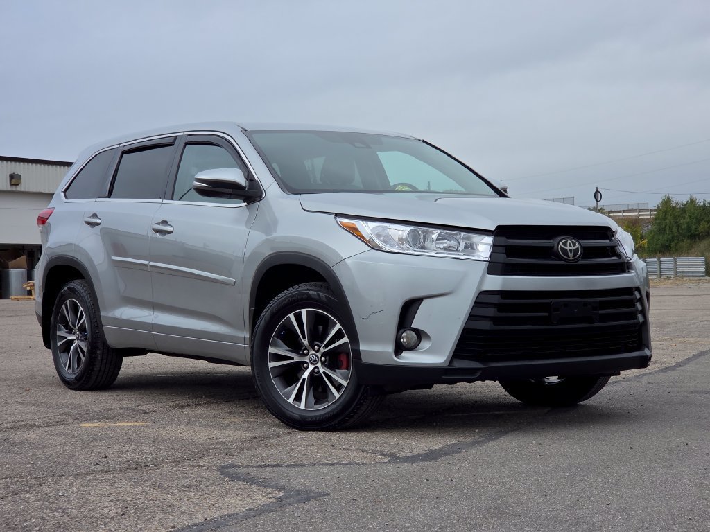 Used 2017 Toyota Highlander Plus AWD/4WD image 2