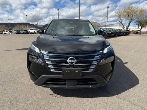 Used 2024 Nissan Rogue SV image 2