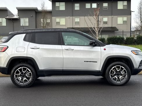 Used 2024 Jeep Compass Trailhawk image 2