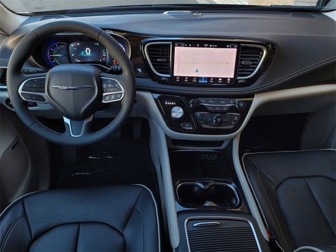 Used 2022 Chrysler Pacifica Limited image 16