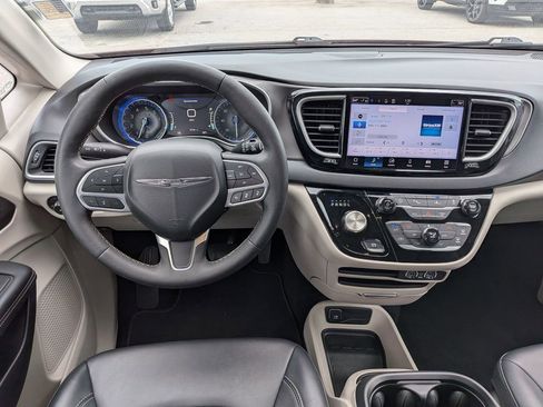 Used 2024 Chrysler Pacifica Touring-L FWD image 18