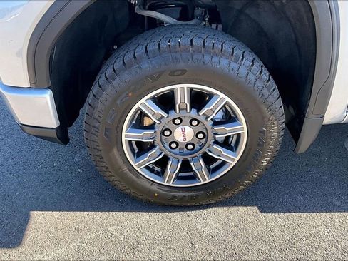 Used 2024 GMC Sierra 1500 AT4 w/ Technology Package AWD/4WD image 9