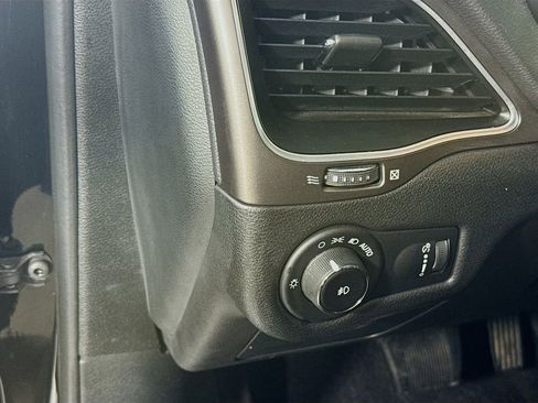 Used 2019 Jeep Cherokee Latitude w/ Popular Appearance Group FWD image 10