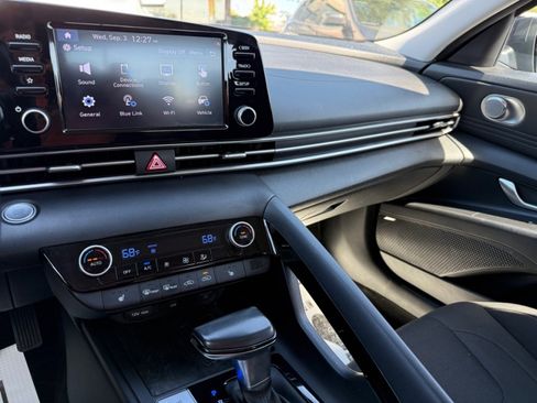 Used 2021 Hyundai Elantra SEL w/ Convenience + Premium Package image 12