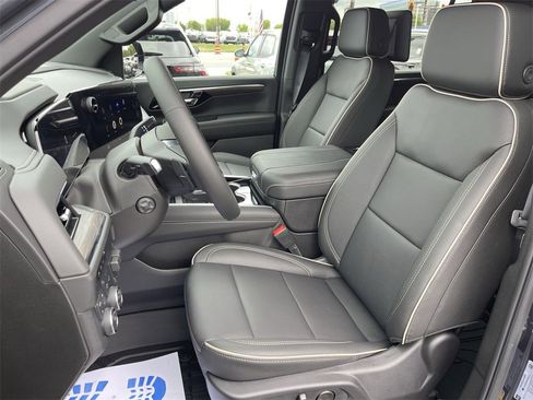 New 2025 Chevrolet Suburban Premier image 11