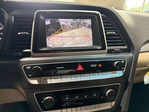 Used 2018 Hyundai Sonata SE w/ Winter Weather Package image 16