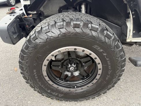 Used 2016 Jeep Wrangler Unlimited Rubicon image 32