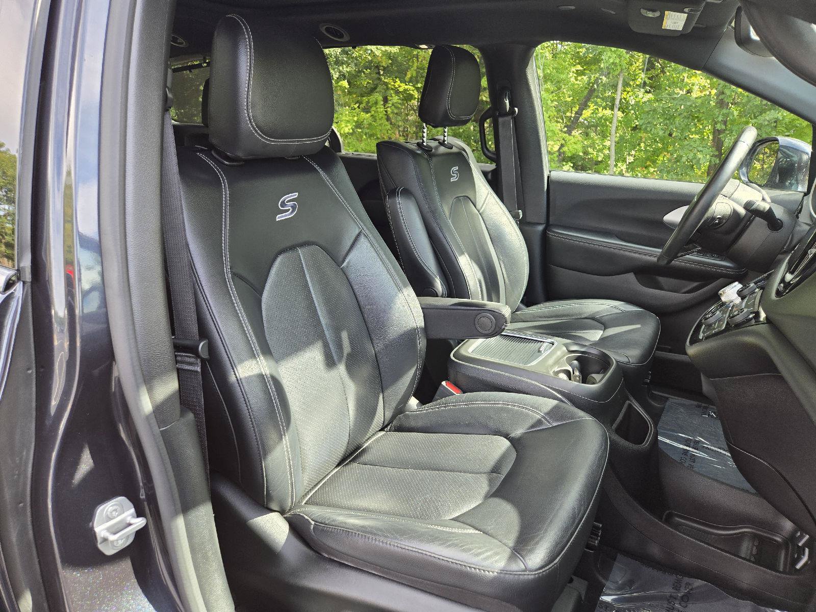 Used 2020 Chrysler Pacifica Touring-L Plus FWD image 24