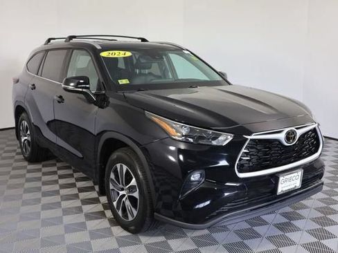 Used 2024 Toyota Highlander XLE AWD/4WD image 1