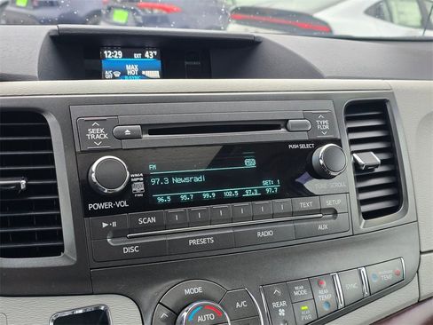 Used 2013 Toyota Sienna XLE image 24