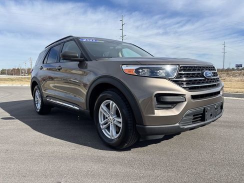 Used 2021 Ford Explorer XLT image 7
