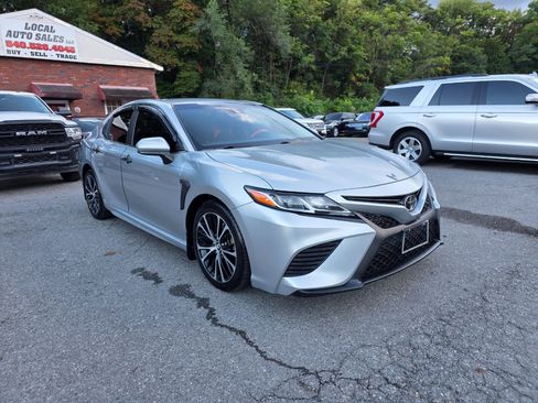 Used 2018 Toyota Camry SE image 3