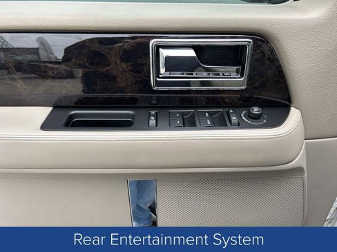Used 2017 Lincoln Navigator Select image 11