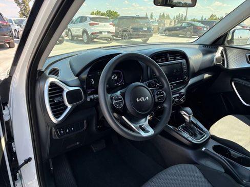 Used 2025 Kia Soul LX w/ LX Technology Package FWD image 32