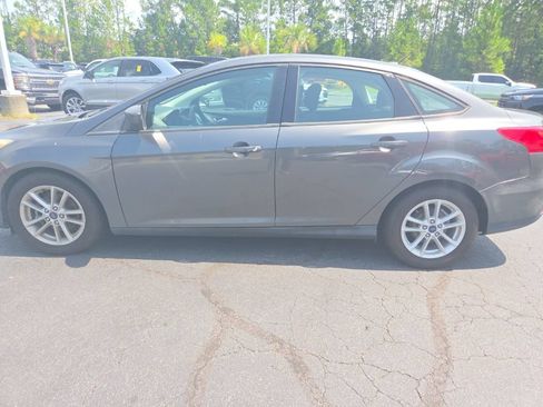 Used 2018 Ford Focus SE FWD image 3