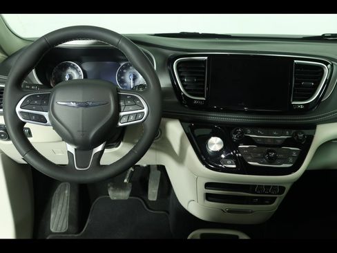 Used 2022 Chrysler Pacifica Touring-L image 17