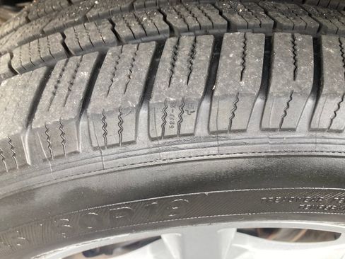 Used 2017 Ford Explorer XLT w/ Equipment Group 202A AWD/4WD image 32
