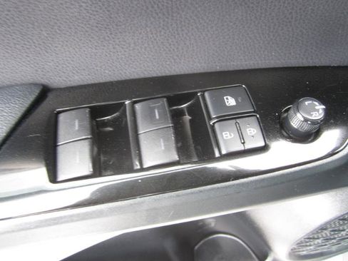 Used 2020 Toyota Prius XLE image 21