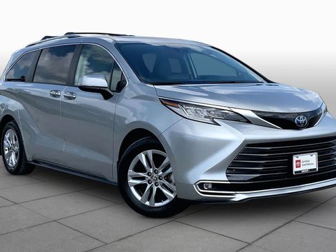 Used 2023 Toyota Sienna Limited FWD image 3
