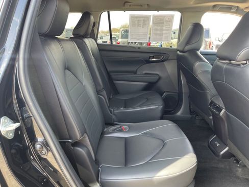Used 2023 Toyota Highlander XLE FWD image 33