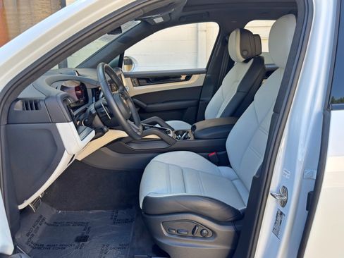 Used 2024 Porsche Cayenne Turbo AWD/4WD image 17
