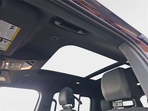 Used 2023 Land Rover Defender 130 X-Dynamic SE image 30