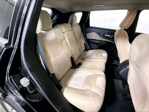 Used 2015 Jeep Cherokee Sport image 26