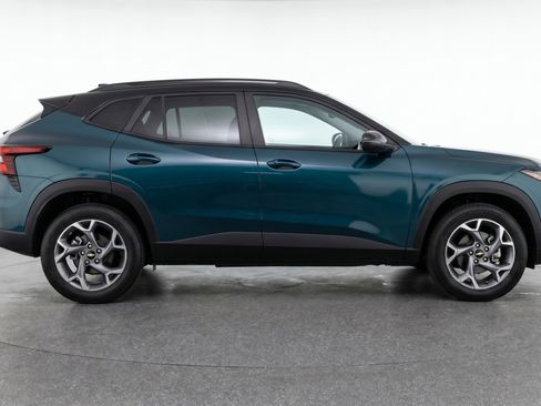 Used 2025 Chevrolet Trax LT FWD image 11