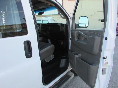 Used 2018 GMC Savana 2500 w/ Driver Convenience Package image 9