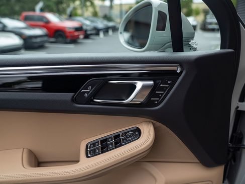 Certified 2026 Porsche Macan AWD/4WD image 17