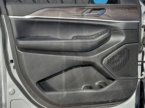 New 2026 Jeep Grand Cherokee Altitude image 10