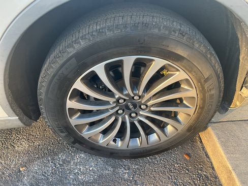 Used 2020 Lincoln Aviator Reserve w/ Elements Package Plus image 11