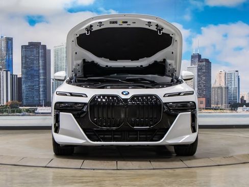 Used 2025 BMW 740i xDrive 740i xDrive w/ Premium Package image 4