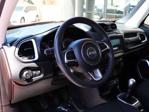 Used 2018 Jeep Renegade Latitude FWD image 39