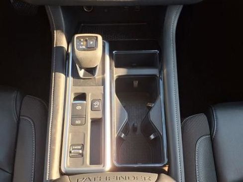 Used 2025 Nissan Pathfinder SL image 34
