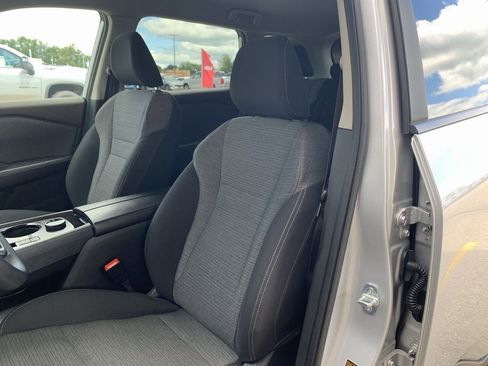 Used 2023 Nissan Rogue SV image 12