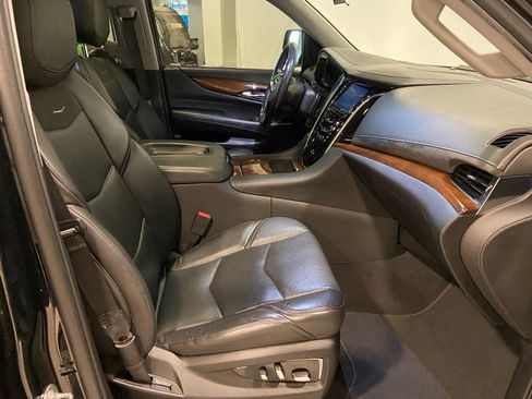 Used 2019 Cadillac Escalade Premium Luxury w/ Escalade Sport Edition image 31